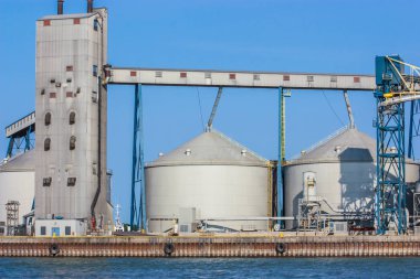 eski bir mezar endüstriyel depo