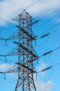 yüksek gerilim elektrik direği yapısı üzerinde mavi gökyüzü