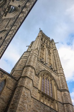 eski bir bina garip açısı