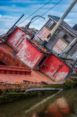 eski ahşap tekne kıyıda çöktü