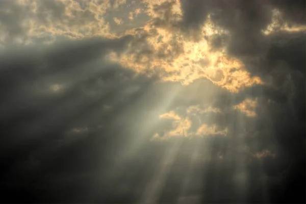 Promienie Boga w chmurach — Zdjęcie stockowe