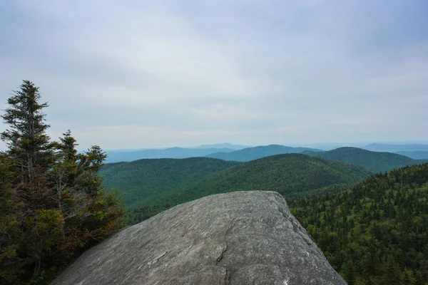 Vue sur la chaîne de montagnes pour le mont Sutton — Photo