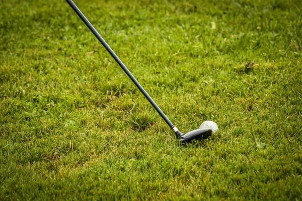 Golf klubba redo att slå en golfboll — Stockfoto