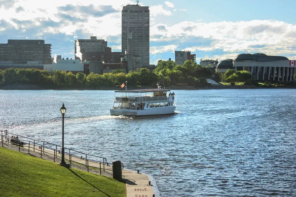 Barco em um rio em Ottawa Canadá — Fotografia de Stock