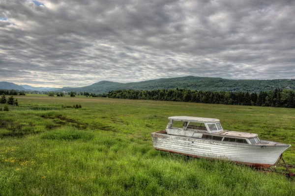 Terk edilmiş tekne boş bir alana ayakta — Stok fotoğraf