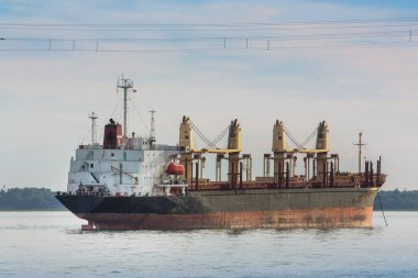 Kargo gemisi Saint Lawrence Nehri üzerinde