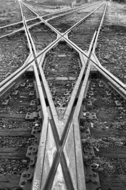 Birleştirme tren rayları siyah beyaz