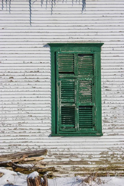 Green window on white brick wall — Stock Photo, Image