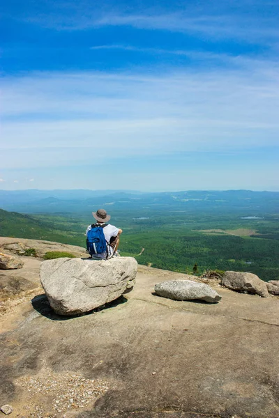 Mann sitzt auf einem Felsen auf dem Gipfel des Parc des grands-jardins — Stockfoto