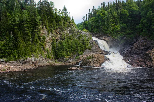 Bonita cascada en el bosque de canada —  Fotos de Stock