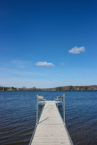 Muelle en un lago en el cielo azul —  Fotos de Stock