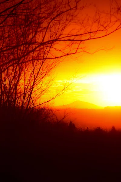 Pôr do sol sobre uma montanha — Fotografia de Stock