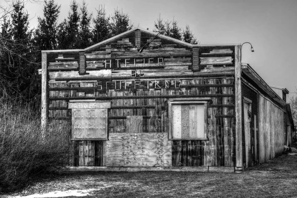 Eski ahşap garaj '' Atelier de heykel '' yazılı — Stok fotoğraf