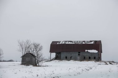 Kışın eski terk edilmiş çiftlik