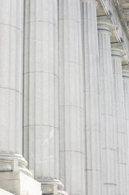 Beyaz iyonik sütun üzerinde bir bina