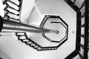 Beyaz bir binayı havaya gidiyor merdiven çember