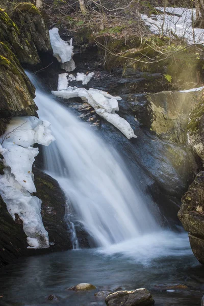 Cachoeira na floresta com neve — Fotografia de Stock