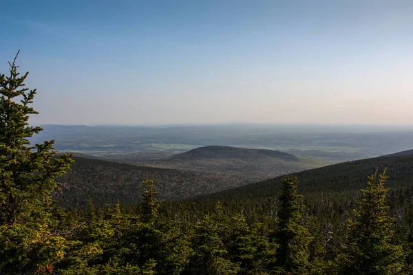 Vista da paisagem do topo de uma montanha — Fotografia de Stock