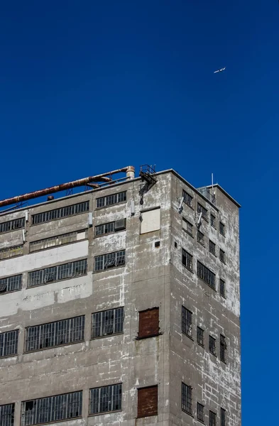 Mavi gökyüzü ile eski terk edilmiş fabrikası — Stok fotoğraf