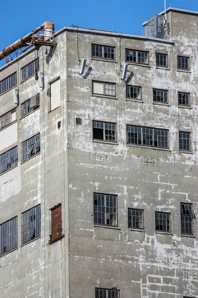 Eski sanayi ile kırık pencere oluşturma — Stok fotoğraf