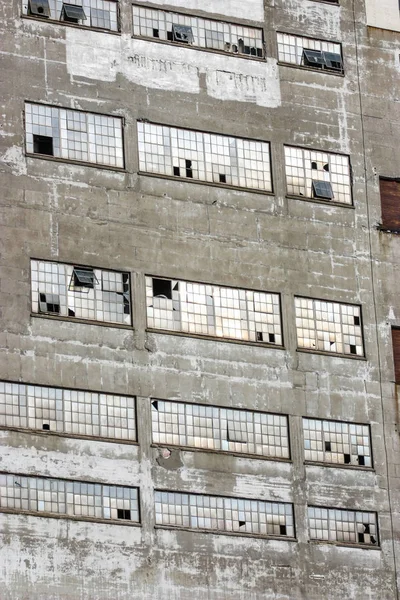 Old industrial building with broken windows — Stock Photo, Image