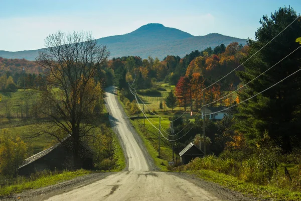 Long dirt road going toward a mountain — Stock Photo, Image