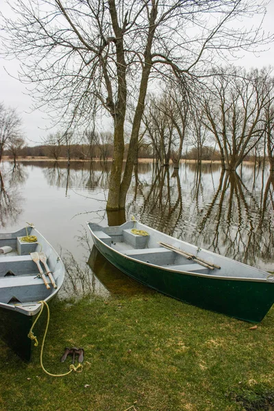 Su dolu bir arazi üzerinde iki Kano — Stok fotoğraf