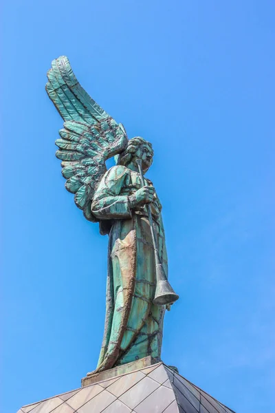 Stará socha anděla s křídly — Stock fotografie