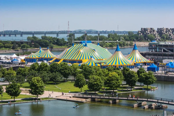 Viejo montreal con carpas a rayas Cirque du Soleil —  Fotos de Stock