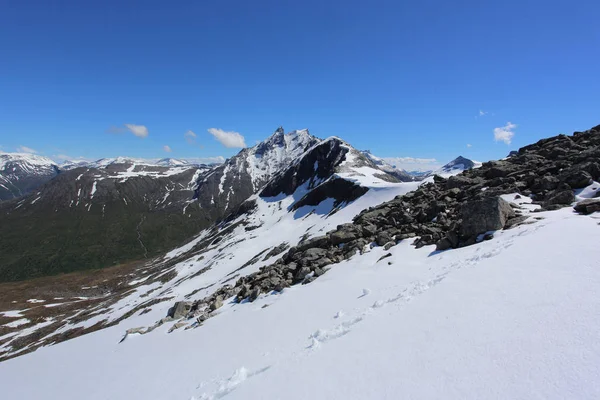 Mendaki di pegunungan Norwegia — Stok Foto