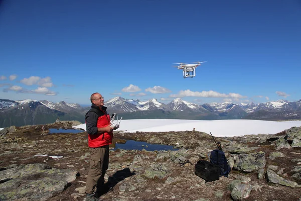 Piloot bestuurt de drone, Romsdalseggen wandeling, Noorwegen — Stockfoto