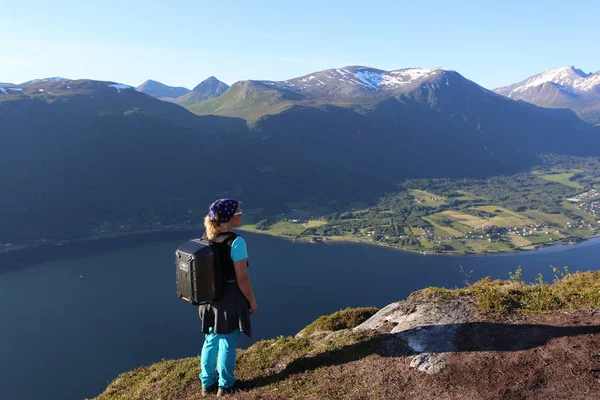 Turista chica camina el Romsdalseggen cresta ingenio drone bolsa —  Fotos de Stock