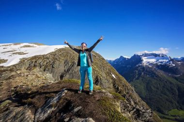 Turist kız Romsdalseggen ridge zamları