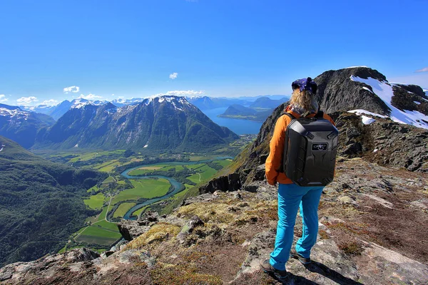 Turista chica camina el Romsdalseggen cresta ingenio drone bolsa —  Fotos de Stock