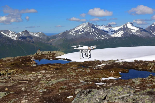 Drone survolant les montagnes enneigées — Photo