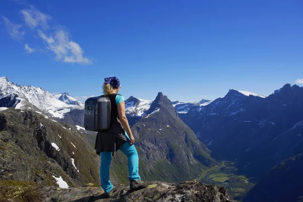 Turist kız Romsdalseggen ridge zamları — Stok fotoğraf