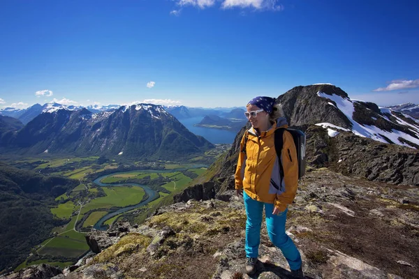 Turist kız Romsdalseggen ridge zamları — Stok fotoğraf