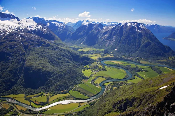 Romsdalseggen hike в Норвегии — стоковое фото