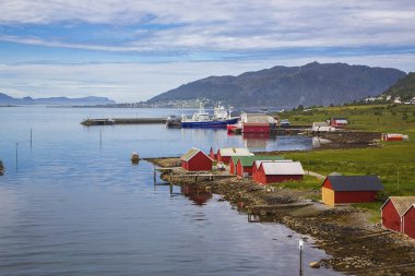 Güzel bulutlu fiyort manzarası ve önünde taşlar olan bir yol. Norveç.
