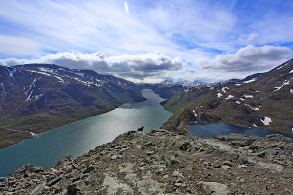 目の前に石と美しい雲や道路とフィヨルドの風景 ノルウェー — ストック写真