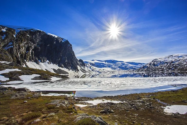 Güzel Bulutlu Fiyort Manzarası Önünde Taşlar Olan Bir Yol Norveç — Stok fotoğraf