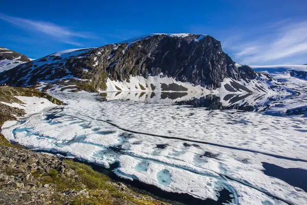 Фьордский Пейзаж Красивыми Облаками Дорога Камнями Впереди Норвегия — стоковое фото