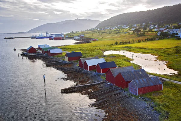 Fjord Krajina Krásnými Mraky Silnice Kameny Před Norsko — Stock fotografie