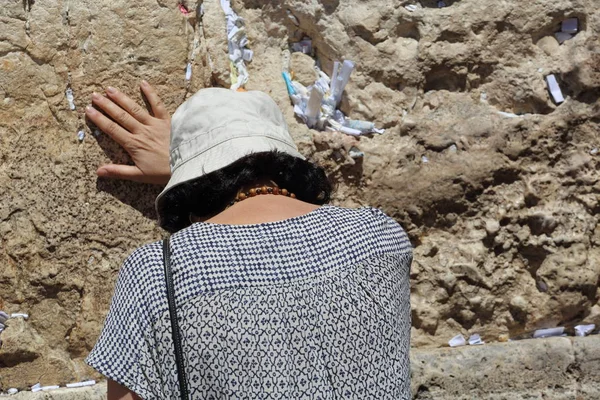 エルサレムの西壁で女性を祈る — ストック写真