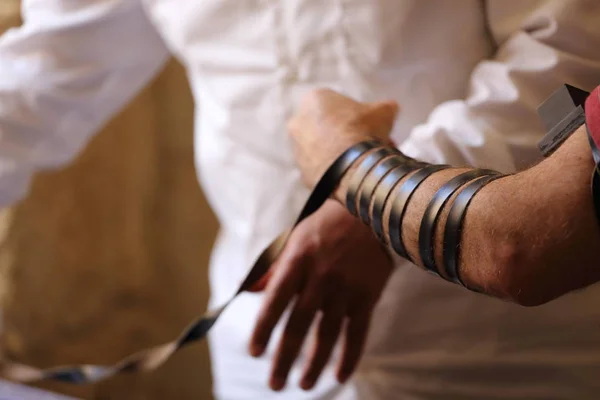 Dindar Yahudi adam fillacpiller koyuyor.