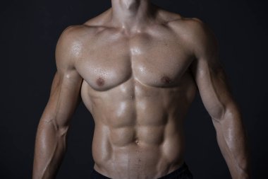 Dramatik stüdyo ışıklarıyla çalışan bir adam.