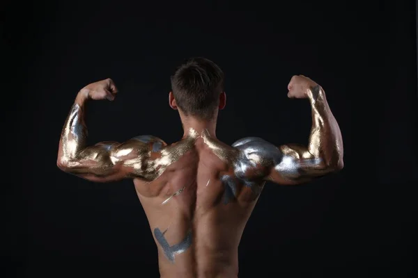 Homem Treinando Com Peso Luz Estúdio Dramática — Fotografia de Stock