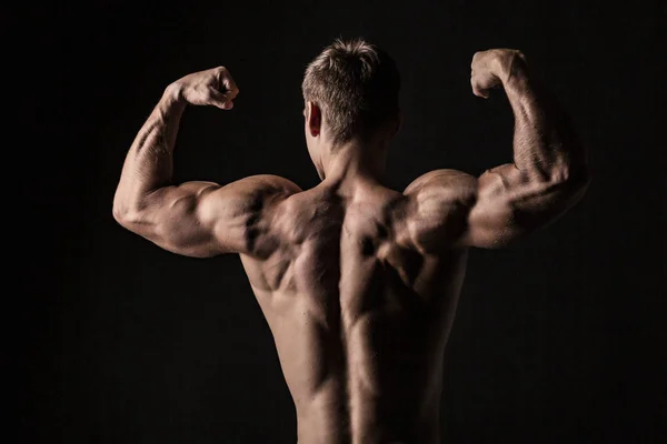 男トレーニングの重量で劇的なスタジオライト — ストック写真