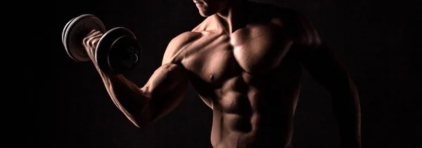 黑色背景的肌肉发达的男人 — 图库照片