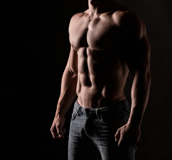 在黑色背景上训练肌肉强壮的男人 — 图库照片